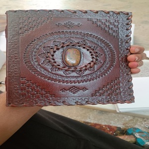 Diarios elegantes de cuero en relieve de ágata hechos a medida para inspiración y durabilidad. Ideal para uso personal y para regalar - Product Image 1