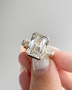 Bague de fiançailles élégante allongée en diamant Moissanite de taille émeraude à trois pierres Design trilogie de 3.6 carats avec pierres latérales baguette - Product Image 1