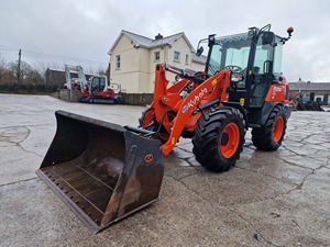 Chargeuse sur pneus compacte Kubota R090 |   Mini-chargeuse frontale articulée pour la construction, l'agriculture et l'aménagement paysager - Product Image 6