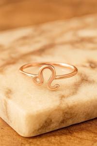 Anillo de Plata de Ley 925 Chapado en Oro de 14k con Signo del Zodiaco Leo, Anillo Ajustable Minimalista con Signo del Zodiaco, Joyería Astrológica, Regalo para Mujer - Product Image 2