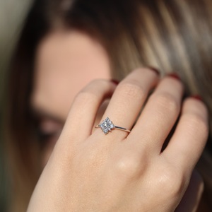 Anillo de compromiso de flor de racimo de moissanita de corte redondo de 5mm en oro | Joyería de promesa nupcial delicada - Product Image 2