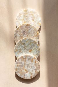 Sous-verres blancs de luxe en nacre faits à la main ensemble de vaisselle chic côtière - Product Image 2