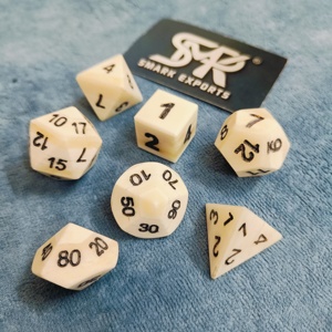 Jeu de dés polyédriques en os de buffle naturel fabriqué à la main pour les amateurs de jeux Parfait pour les jeux de table et les jeux de rôle du MDN - Product Image 1