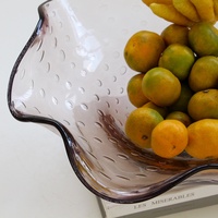 Bixuan Licht Roze Gepunte Textuur Mondgeblazen Kunstglas Schaal met Zwarte Rand, Gegolfde Rand, Voet, Fruitplateau, Tafeldecoratie