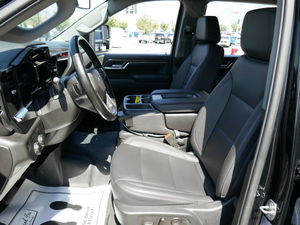 LIMPIO 2024 C H e V R o L E T S i l v e r a d o 3500HD LT Crew Cab 4WD - Product Image 5