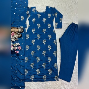 Prix de gros pour salwar kameez en chinon, ensemble de 3 pièces avec broderie à l'aiguille, pour la fourniture de catalogues et les boutiques, texture douce - Product Image 6