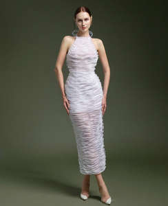 Robe de soirée blanche moulante à col halter avec détail ondulé transparent, design exclusif de luxe, fabrication OEM ODM au Vietnam - Product Image 4