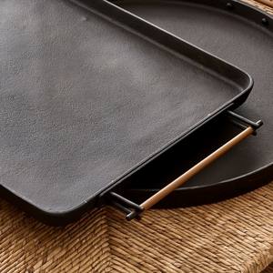 Plateau de service rectangulaire décoratif moderne en aluminium moulé noir mat avec poignées en métal doré pour table basse, ottoman et décoration - Product Image 6