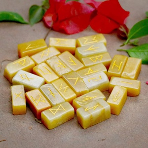 Ensemble tunique de couleur jaune en Aventurine, Rune, mannequin gravé - Product Image 2