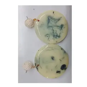 Boucles d'oreilles pendantes en résine au design unique, style classique et inégalé pour femme - Product Image 3