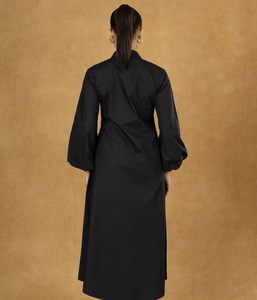 Vestido camisero negro moderno de gran tamaño para mujer con detalles de botones frontales Cuello de crepé negro Elegante vaina Silueta slip - Product Image 2