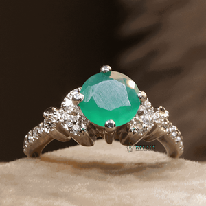 Solitario de diamante de corte redondo verde con anillo de compromiso de acento para mujer - Product Image 5