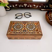 Boîte à bijoux artisanale en bois avec incrustation de nacre, motif floral gravé, design moderne et luxueux, personnalisable, pour rangement et organisation