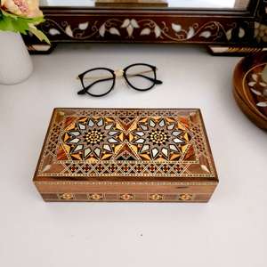 Boîte à bijoux artisanale en bois avec incrustation de nacre, motif floral gravé, design moderne et luxueux, personnalisable, pour rangement et organisation - Product Image 3