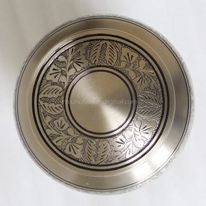 Urnes funéraires de meilleure qualité pour les cendres humaines Urne classique en laiton étain motif fabriqué à la main Urne funéraire en métal personnalisée sculptée - Product Image 3