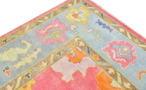 Tapis en laine de style bohème | Tapis Oushak rose vibrant-Tapis en laine moderne fait main avec bordure bleue et design floral multicolore - Product Image 4
