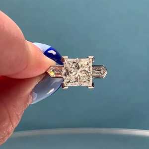 Anillo de Diamantes de Laboratorio Princess de 2.50 Quilates en Oro Blanco con Diseño de Bisel Catedral y Laterales en Forma de Bala, Certificado por IGI - Product Image 1