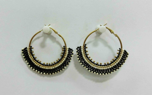 Pendientes de cuentas de vidrio hechos a medida en colores surtidos y con patrones étnicos indios, ideales como accesorio de moda. - Product Image 2