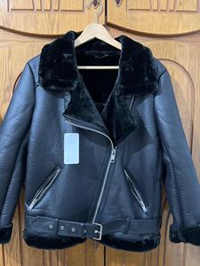 Chaqueta de piel sintética gruesa para hombre con cierre de cremallera a prueba de viento estilo callejero abrigo de invierno teñido liso con patrón de letras - Product Image 4