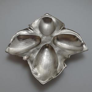 Serveur de fruits secs de luxe en aluminium et verre de qualité supérieure avec compartiments de forme ronde Finition or antique conçu pour une utilisation décorative - Product Image 1