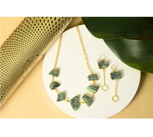 Magnifique ensemble de bijoux en pierres précieuses comprenant un collier, une bague et des boucles d'oreilles vertes, parfait pour les looks élégants des femmes, en provenance d'Inde - Product Image 1