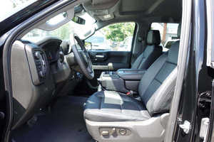 USADO, Silverado 1500 2024, Cabina Doble Personalizada, Tracción en las Cuatro Ruedas, Asientos de Cuero Oscuro, ACC, R19, Volante a la Izquierda, En Buenas Condiciones - Product Image 6