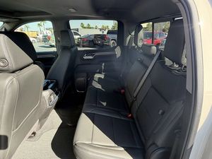 รถกระบะ GMC Sierra 1500 Denali Crew Cab 4WD ปี 2026 พร้อมไฟหน้า LED และไฟวิ่งกลางวัน ยาง R20 - Product Image 6