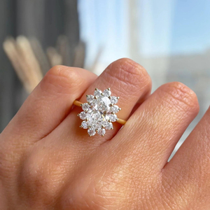 Anillo de Compromiso de Diamantes Cultivados en Laboratorio de 2 Quilates, Diseño de Halo, Oro de 14K, Joyería Fina Moderna y Atemporal - Product Image 2