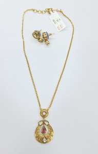 Élégant collier à pendentif Kundan serti de pierres vertes et de boucles d'oreilles assorties pour femmes, parfait pour les occasions traditionnelles - Product Image 6