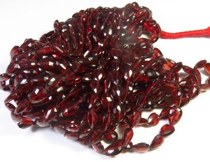 Cuentas de granate rojo natural de Mozambique de 7x5-10x7 mm, cuentas facetadas en forma de pera, hilo de 4 pulgadas, granate africano para joyería. - Product Image 3