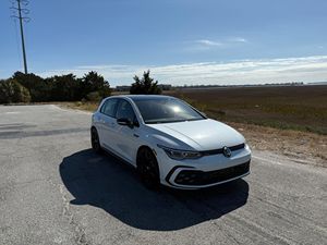 Voiture d'occasion 2024, 3 800 milles, boîte automatique 6 vitesses, blanc opale nacré, faible kilométrage, intérieur tissu foncé, pneus R18 - Product Image 2