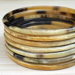 กำไลเรซินสไตล์โบฮีเมียนพร้อมฝังแบบออร์แกนิกอุปกรณ์ทำมือทันสมัยสำหรับสวมใส่ทุกวัน - Product Image 1