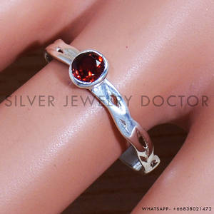 แหวนแต่งงานผู้หญิงเงินแท้ 925 ประดับพลอยโกเมนสีแดงทรงกลมแบบฝังขอบ  รับผลิตตามสั่ง ขายส่งเครื่องประดับ แหวนวงเรียบแบบคลาสสิก - Product Image 2