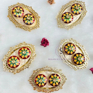 จานเล็กทำมือสำหรับใส่คุมคุมชวาลสำหรับพิธีกรรมพุทธ  ถาดพิธีกรรมอินเดีย ของชำร่วยงานแต่งงานแบบศาสนาอินเดีย และจานสวยงามสไตล์อินเดีย - Product Image 3