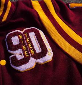Chaqueta Universitaria Personalizada para Hermandades y Fraternidades Griegas |   Bordado de Letras en la Parte Delantera |   Color y Logotipo Personalizados - Product Image 5