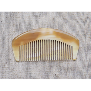 Peigne en corne naturelle fait à la main, antistatique, pour hommes et femmes, artisanat traditionnel avec finition lisse, spécial Noël - Product Image 1