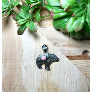 Pendentif artisanal vintage en coquille de conque rose et opale avec serti clos, breloque religieuse en argent sterling - Product Image 1