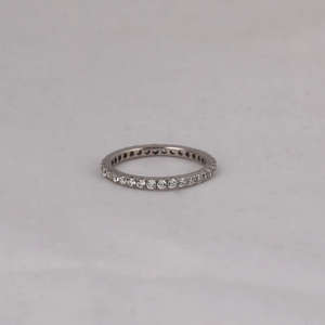 Bague de mariage éternelle classique en or blanc massif plaqué 18 carats avec diamants de laboratoire taille ronde – Cadeau de mariage de luxe - Product Image 1