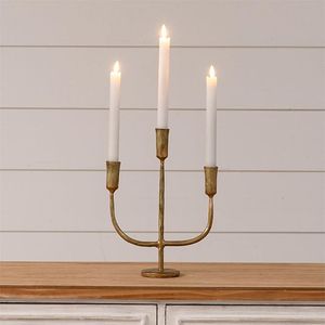 Candélabre classique en métal finition antique pour bougies utilisées dans un décor de table de fête ou un décor élégant - Product Image 2