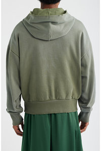 เสื้อฮู้ดดี้โอเวอร์ไซส์ผู้ชาย สีเขียวล้วน ผ้าเฟรนช์เทอร์รี่ ดีไซน์กระเป๋า แต่งผิวแบบวอช ทรงปกติ ใส่ได้ในฤดูใบไม้ร่วง - Product Image 4