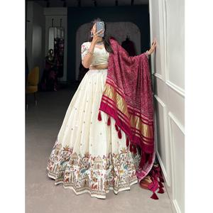 Tissu léger en coton et soie Khadi d'approvisionnement direct d'usine pour les robes Kurtas de créateurs et les tenues ethniques disponibles à la vente - Product Image 1