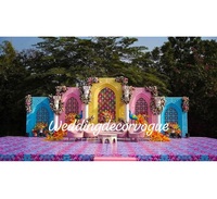 Ensemble de décoration de scène de mariage royal luxueux avec des panneaux de fond floraux élégants et un grand arrangement d'éclairage fournisseur indien