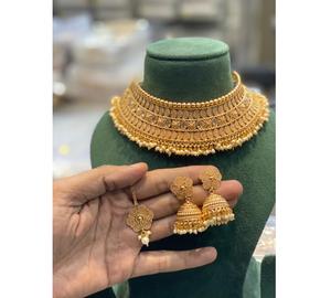 Ensemble collier et boucles d'oreilles plaqué or de qualité supérieure, aspect classique et authentique, collection pour fiançailles, mariage, fête, festival. - Product Image 1