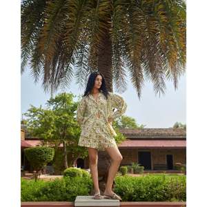 Ensemble décontracté Palm Springs Twinset : Short en jean tendance et haut court élégant pour tenues d'été - Product Image 4