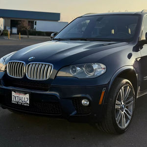 BMW X5 xDrive50i 2012 d'occasion, sans réserve, V8 biturbo, transmission intégrale, packs M Sport et Premium, bleu métallisé Deep Sea - Product Image 1
