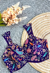 Blusa con bordado de zari y lentejuelas con estampado en posición Blusa con diseño de espalda abierta con detalle de huk Cuello en V de estilo moderno - Product Image 5