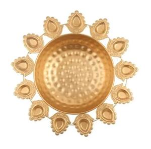 Bol décoratif rond Urli en laiton traditionnel fabriqué à la main avec motif de fleurs pour bureau à domicile pour décor de mariage Diwali. - Product Image 2
