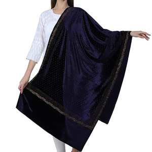 Proveedor directo de fábrica 2024 Nuevo diseño Más vendidos Chales de invierno suaves y cálidos para mujer en material de terciopelo color y tamaño personalizados - Product Image 6