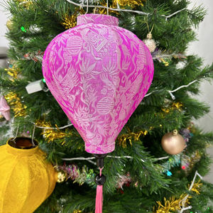 Farol de Seda con Superficie de Tela Brillante y Estructura de Ratán para Decoración de Interiores, Estilo Tradicional Asiático de Hoi An, Vietnam - Product Image 1