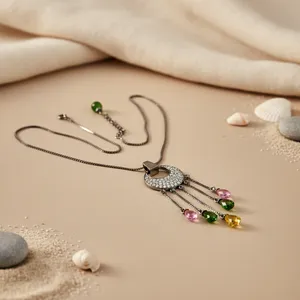 Collier pendentif tendance en laiton plaqué or avec accents d'améthyste ou de perles pour femmes - Product Image 1